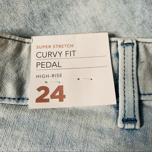 Lane Bryant Curvy Fit Acid Wash Pedal Jeans NWT - Picture 5 of 6